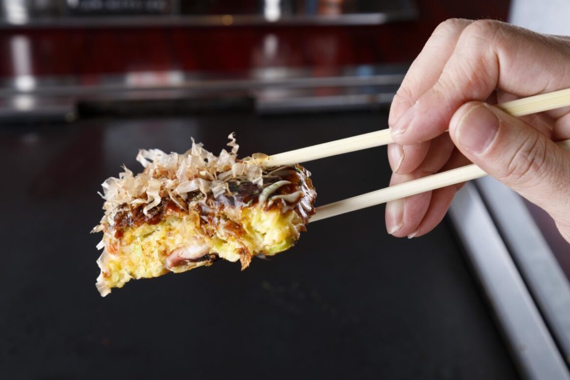 Main differences of  Hiroshima style okonomiyaki and Osaka style okonomiyaki