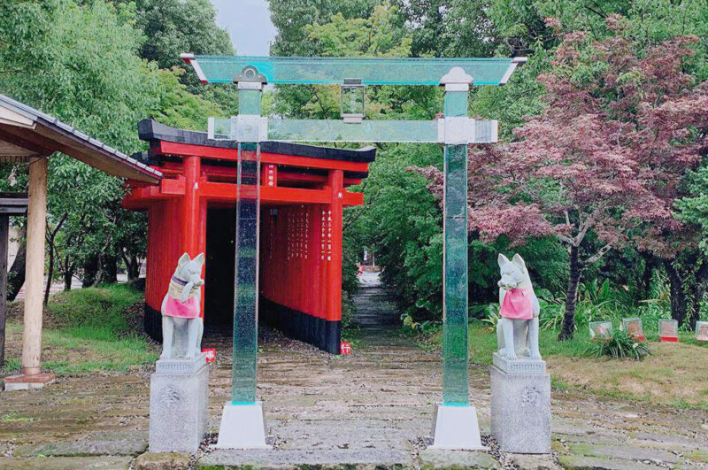 พิกัดถ่ายรูปสวยลงไอจีที่คาโกชิม่า ศาลเจ้าจินโทคุ อินาริ Jintoku Inari Shrine เสาโทริอิแก้ว 01